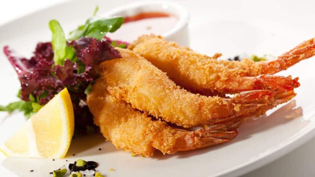 A photo showing a plate of freshly cooked ebi tempura. 