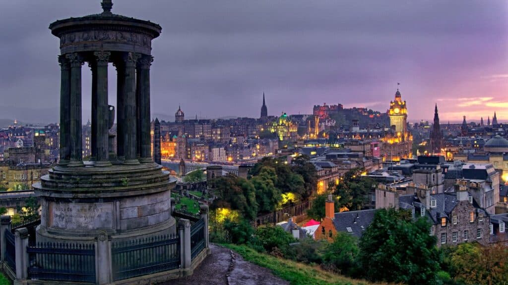 Photo showing the cityscape in Edinburgh, Scotland.