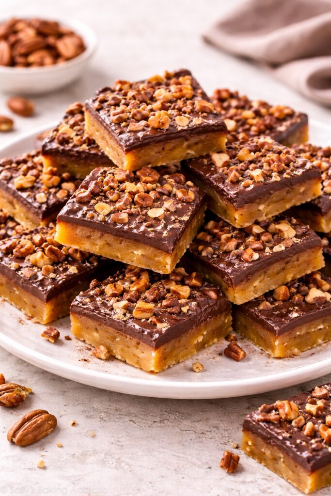Photo showing a plate of toffee with chocolate